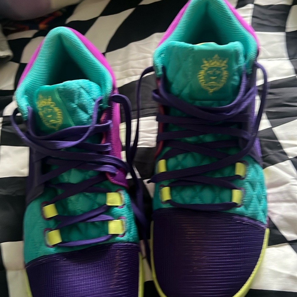 Nike LeBron Witness 8 basketball shoe new without box or tag